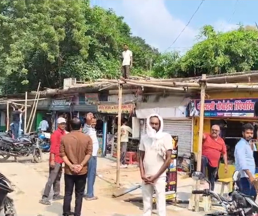 दुर्गा पूजा से पहले जमुई नगर परिषद का एक्शन, बुलडोजर से हटाया गया अतिक्रमण