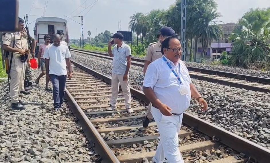 भागलपुर में ट्रेन की चपेट में आने से युवक की मौत, दो घंटे तक ट्रैक पर पड़ा रहा शव; गांधीधाम एक्सप्रेस भी रुकी