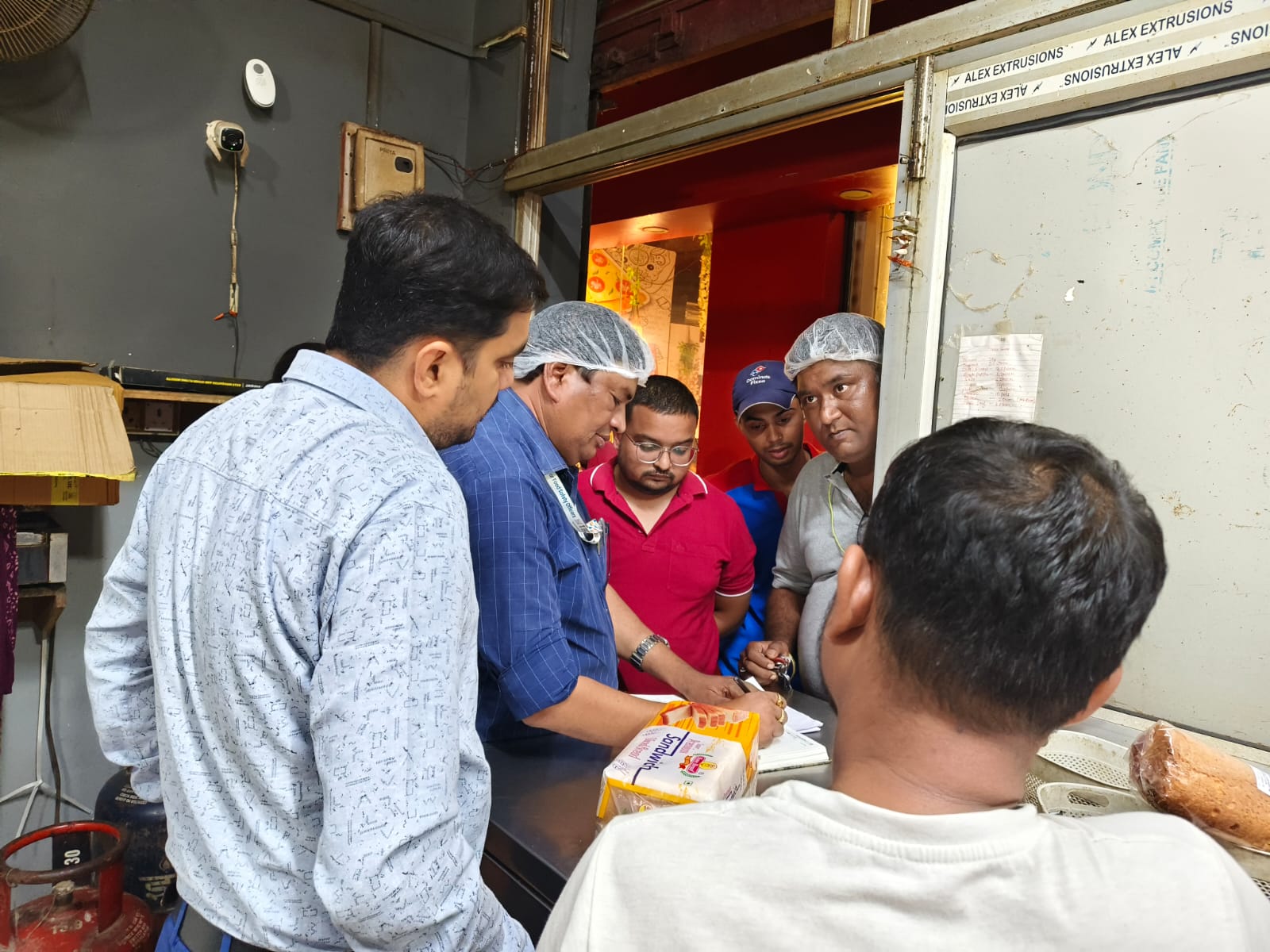 सहरसा में खाद्य विभाग की छापेमारी, एक्सपायरी दूध, चिकन और पनीर जब्त कर किए गए नष्ट