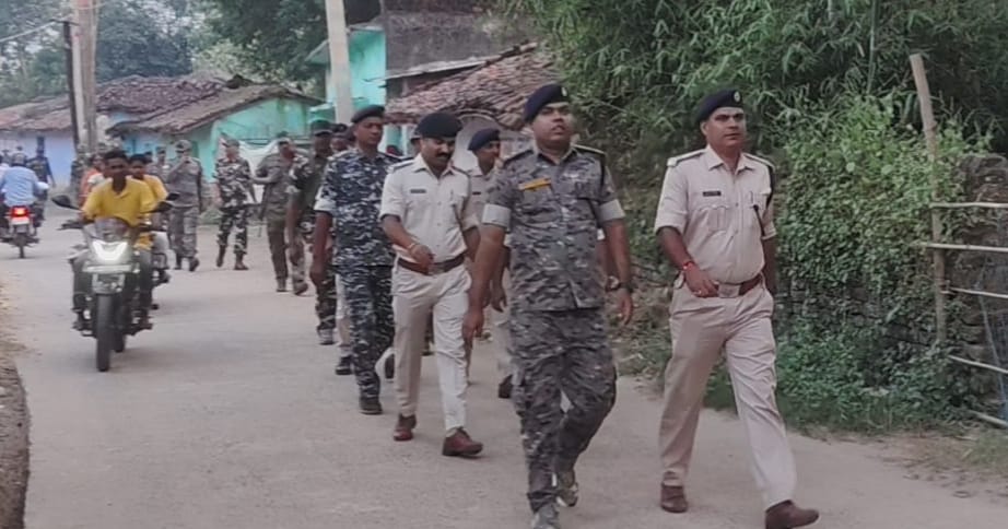 दुर्गा पूजा को लेकर नारायणपुर पुलिस अलर्ट, शांति और सुरक्षा के लिए निकाला फ्लैग मार्च