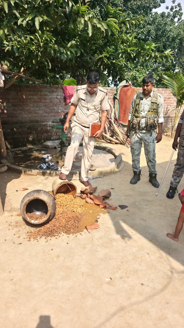 पलामू में अवैध शराब के खिलाफ पुलिस का एक्शन, हुरदगा में 250 किलो जावा महुआ नष्ट; ड्रंक एंड ड्राइव पर भी सख्ती