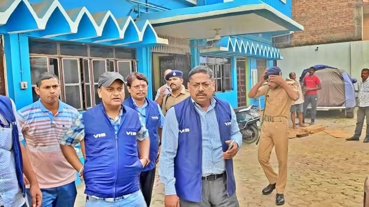 छपरा के अधीक्षण अभियंता चंद्रशेखर सिंह के चार ठिकानों पर छापा, पत्नी के नाम बंगाल में करोड़ों की जमीन