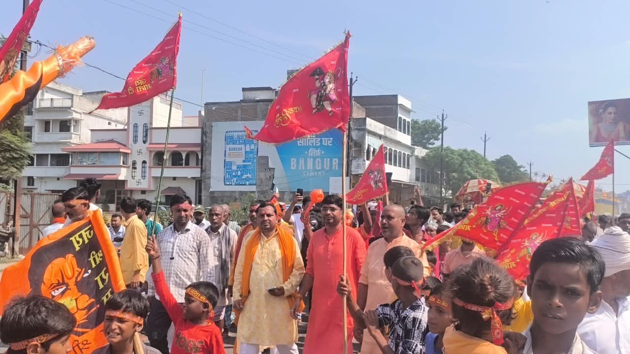 बगहा के गोड़िया पट्टी में निकली भव्य डोला यात्रा, कलश लेकर शामिल हुईं हजारों कन्याएं