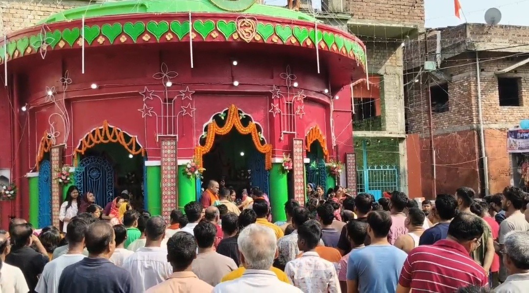 भागलपुर: 150 साल पुराने दुर्गा मंदिर में बंगाली रीति-रिवाज से पूजा, सप्तमी पर हुई कौड़ी लुटाने की परंपरा