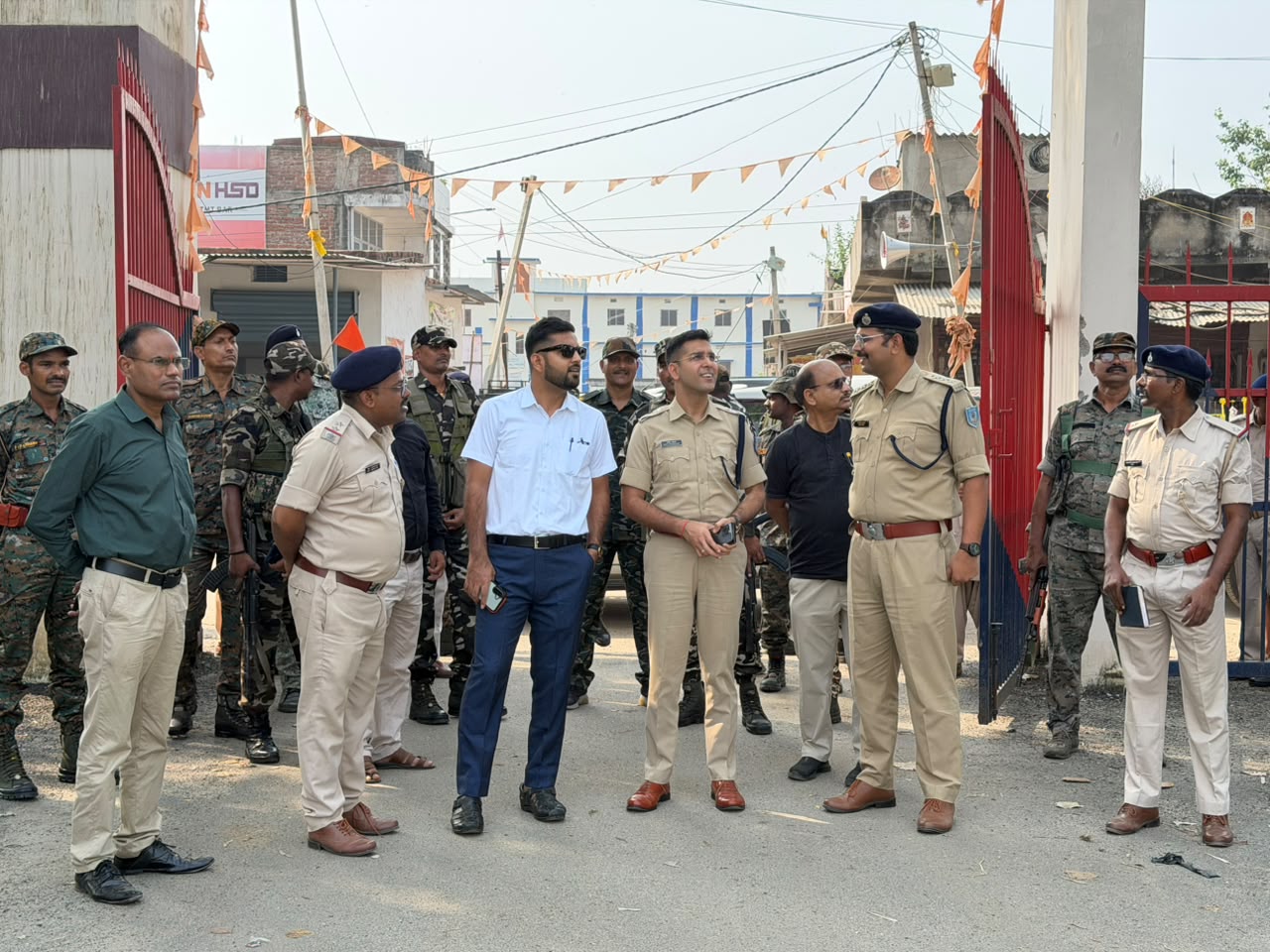 पलामू में दुर्गा पूजा की तैयारी का डीसी-एसपी ने लिया जायजा, सुरक्षा मानकों के पालन का निर्देश