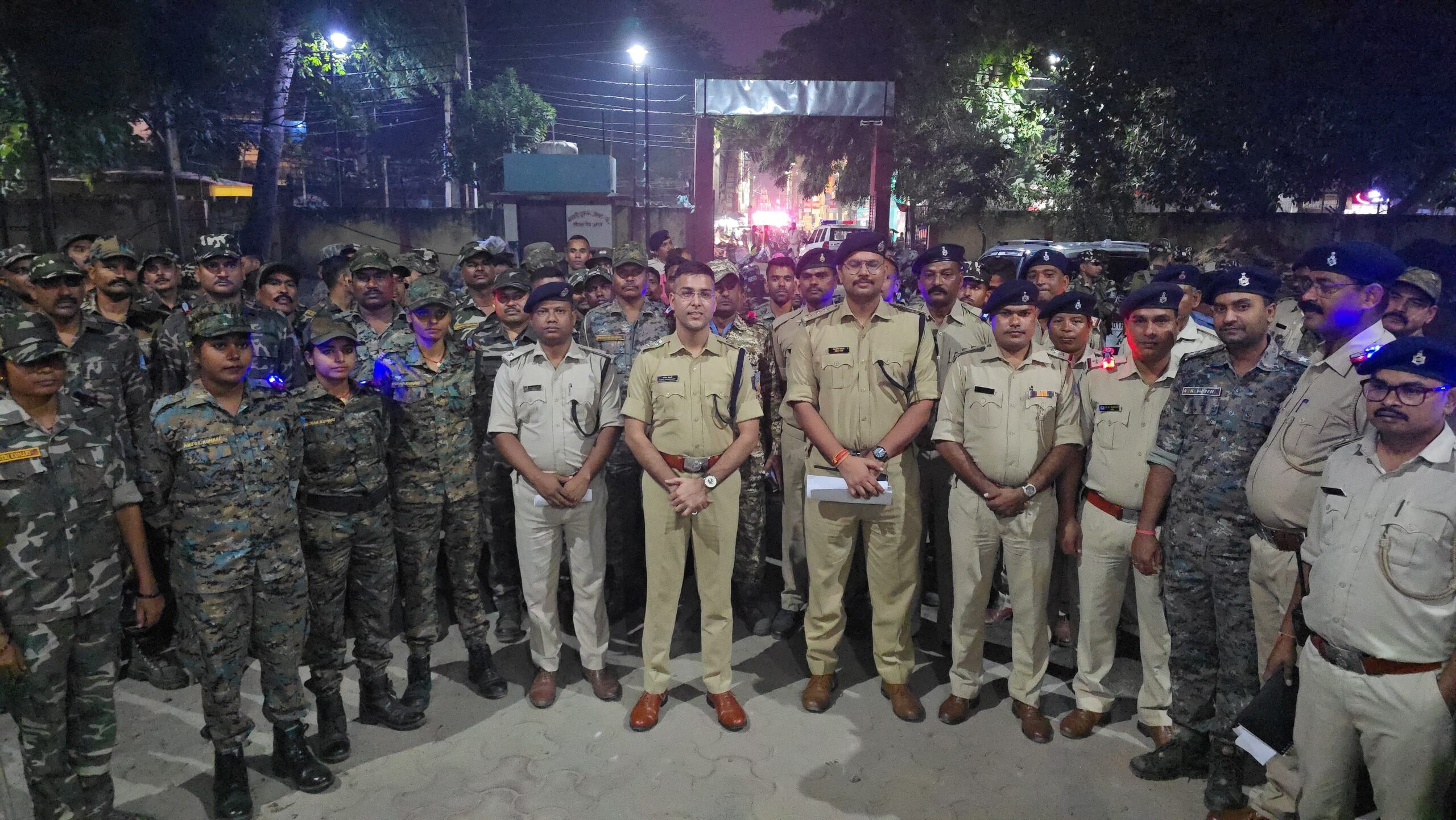 पलामू में दुर्गा मेले की सुरक्षा को लेकर पुलिस की तैयारी, जवानों को दी गई ब्रीफिंग