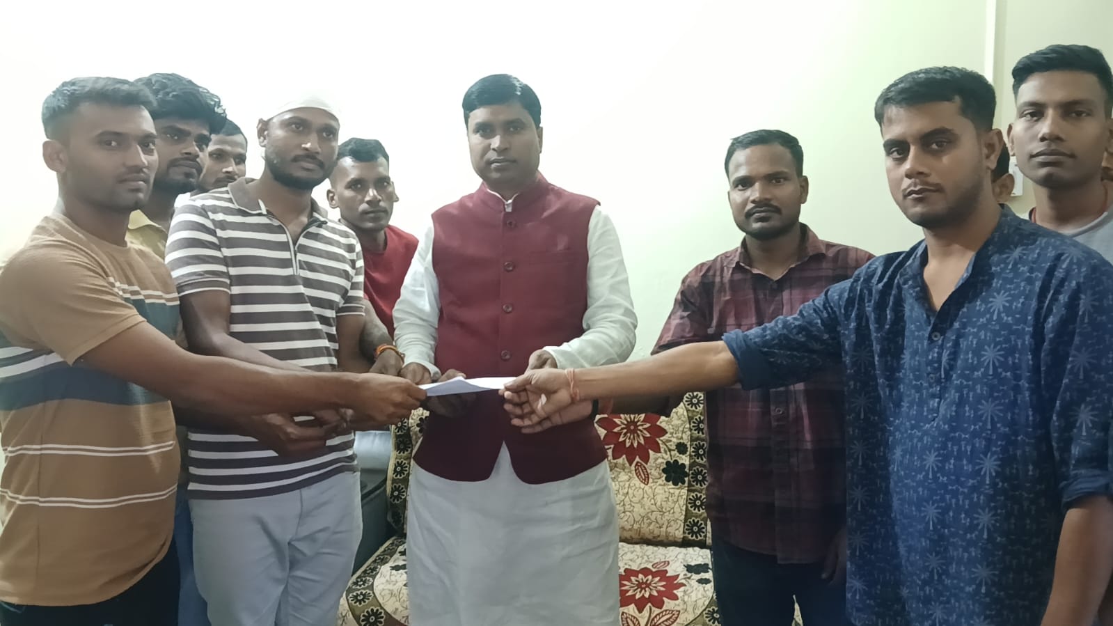 बिहार पुलिस चालक भर्ती: खाली महिला सीटों पर पुरुष अभ्यर्थियों के चयन की मांग, 40 दिनों से धरने के बाद भाजपा ओबीसी मोर्चा अध्यक्ष से मिले अभ्यर्थी