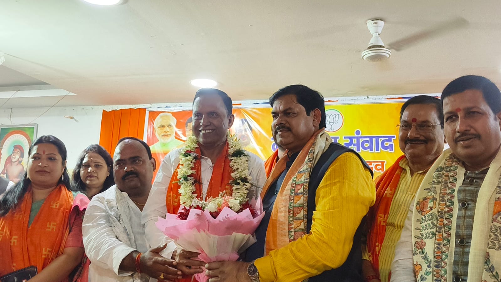 भागलपुर पहुंचे शिक्षा मंत्री मिथिलेश तिवारी का प्रशांत किशोर पर हमला, बोले- ‘एक्सीडेंटल विधायक’, बिहार की आठों सीटों पर जीत का दावा