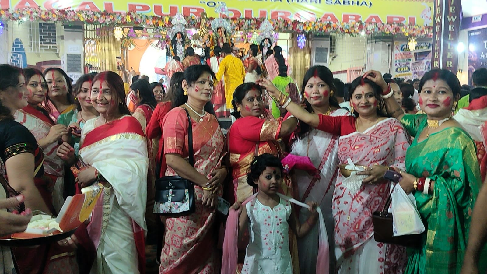 भागलपुर में नम आंखों से मां दुर्गा को विदाई, सिंदूर खेला के साथ शुरू हुआ प्रतिमा विसर्जन