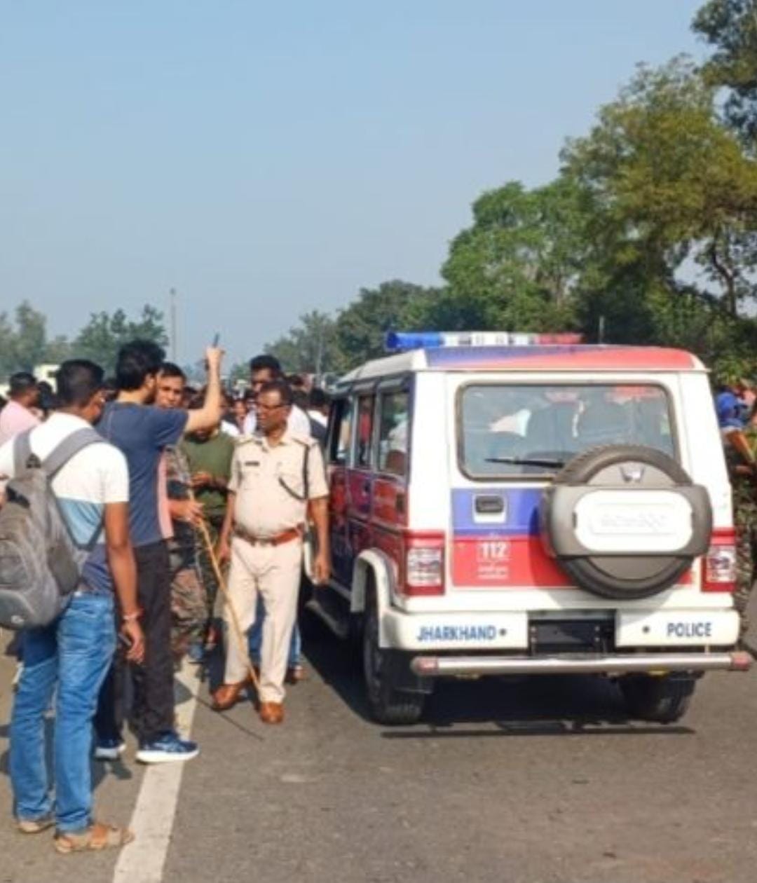 पलामू में दुर्गा पूजा पंडाल से लौट रही महिला का धान के खेत में मिला शव, अपहरण व गलत काम की आशंका पर ग्रामीणों ने किया NH जाम
