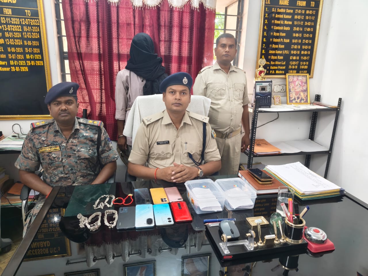 पलामू के हुसैनाबाद में चोरी के 8 मोबाइल और जेवरात बरामद, एक युवक गिरफ्तार; किशोर निरुद्ध