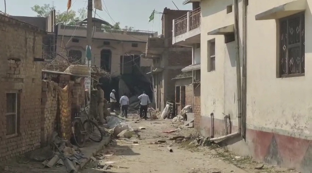 सीवान में अवैध पटाखा बनाने के दौरान भीषण विस्फोट, 5 लोगों की मौत; मलबे में तलाश के बीच मकान से भारी मात्रा में सुतली बम बरामद