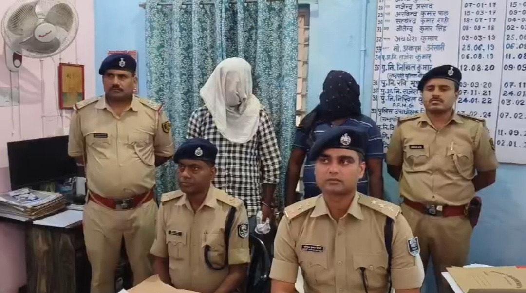 जहानाबाद में घर से देसी कट्टा और शराब बरामद, मकान मालिक समेत दो गिरफ्तार; एक आरोपी फरार