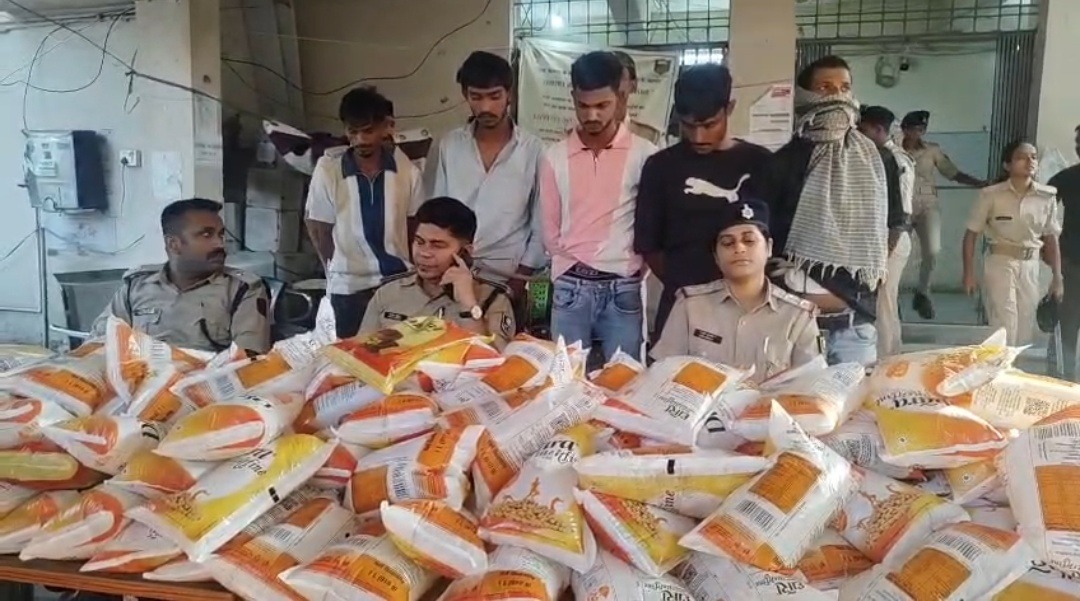मोतिहारी में किराना गोदाम चोरी कांड का खुलासा, पांच आरोपी गिरफ्तार; 540 लीटर धारा और सोयाबीन तेल बरामद