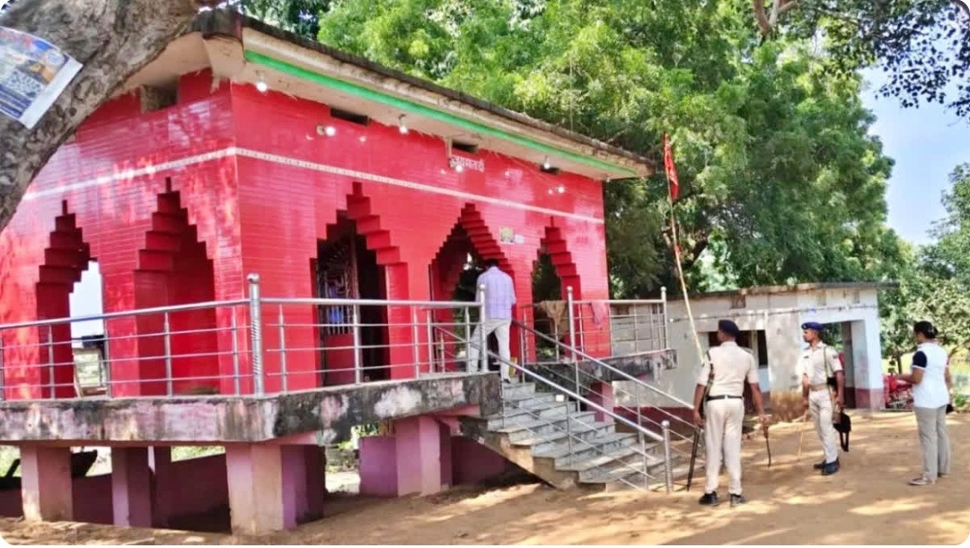 अंधविश्वास की आशंका! बड़े भाई ने डेढ़ साल के छोटे भाई की बलि दी? दुर्गा मंदिर में मिला मासूम का शव, आरोपी गिरफ्तार
