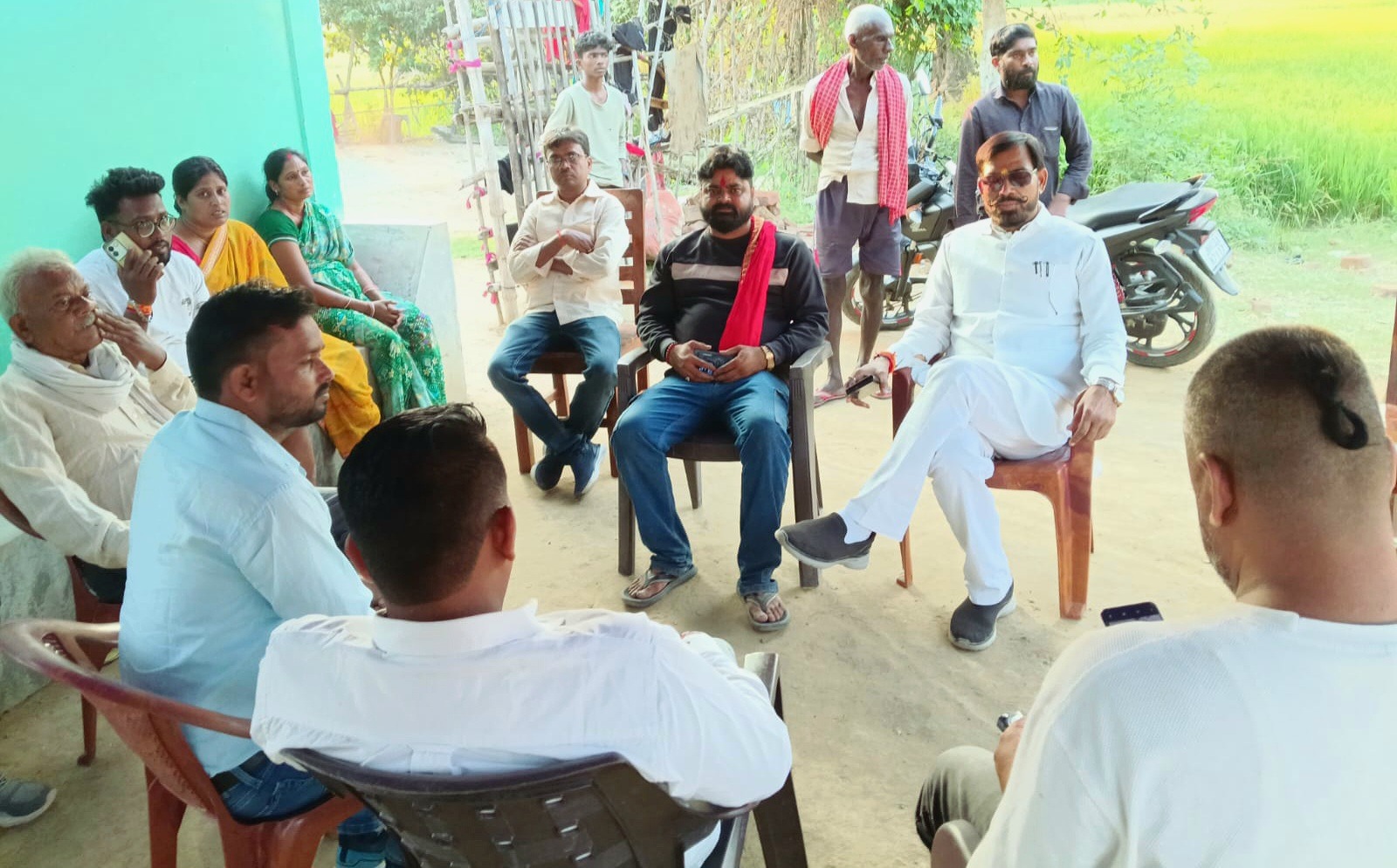गीता देवी हत्याकांड: किशोर पाण्डेय ने की परिजनों से मुलाकात, एक सदस्य को सरकारी नौकरी और 25 लाख मुआवजे की मांग