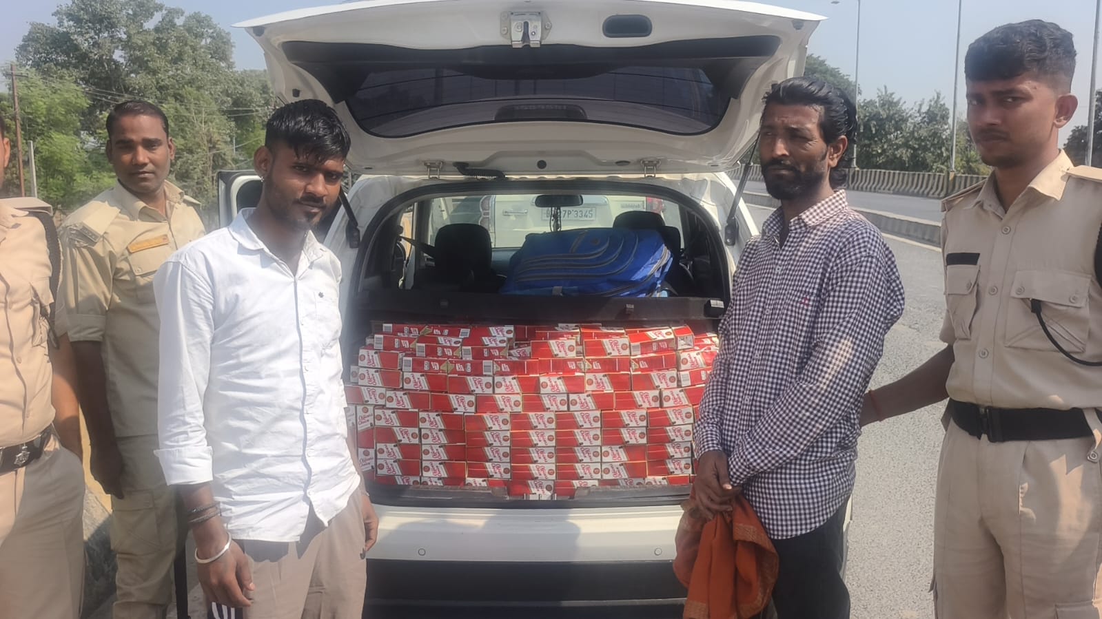 आरा में ब्रेजा कार से 172.8 लीटर विदेशी शराब बरामद, दो तस्कर गिरफ्तार; करीब 2 लाख रुपये की शराब जब्त