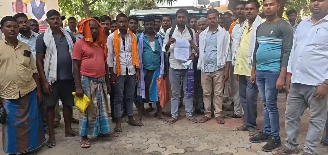 विक्रमशिला सेतु बंद होने के बाद छोटी नाव चलाने की मांग, नाविकों ने डीएम के जनता दरबार में लगाई गुहार
