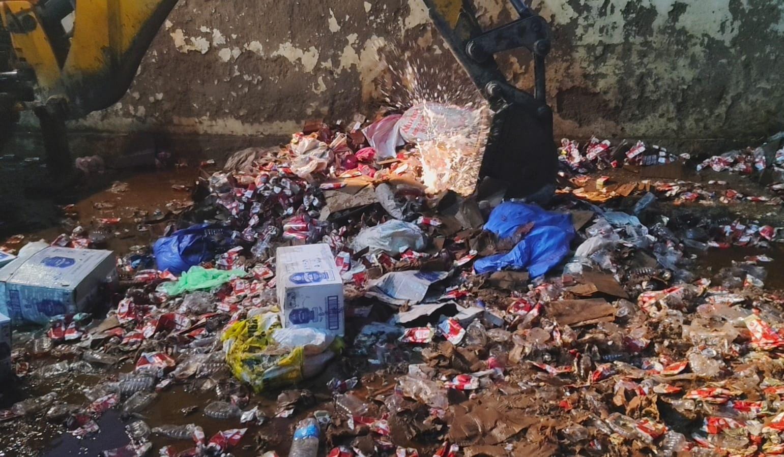 भागलपुर में 10 हजार लीटर से अधिक जब्त शराब नष्ट, डीएम अलंकृता पांडे के निर्देश पर हुई कार्रवाई
