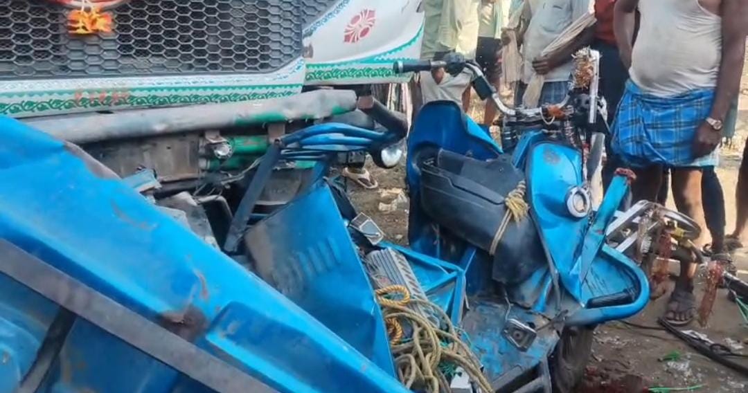 भागलपुर में थाने के सामने भीषण सड़क हादसा, ई-रिक्शा चालक की मौत; 6 यात्री घायल, हाईवा चालक फरार