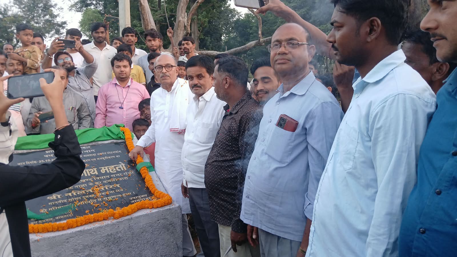 मोहनाबांक-नाला पीडब्ल्यूडी पथ का अधूरा निर्माण फिर होगा शुरू, विधानसभा अध्यक्ष रवींद्रनाथ महतो ने किया शिलान्यास