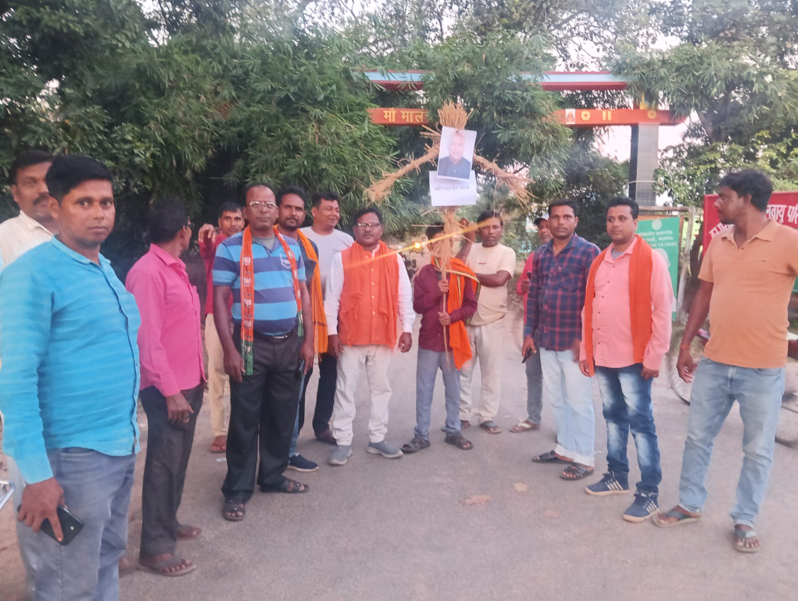मालडीहा चौक में भाजपाइयों ने फूंका कांग्रेस अध्यक्ष खड़गे का पुतला, पीएम के परिवार पर टिप्पणी से आक्रोश