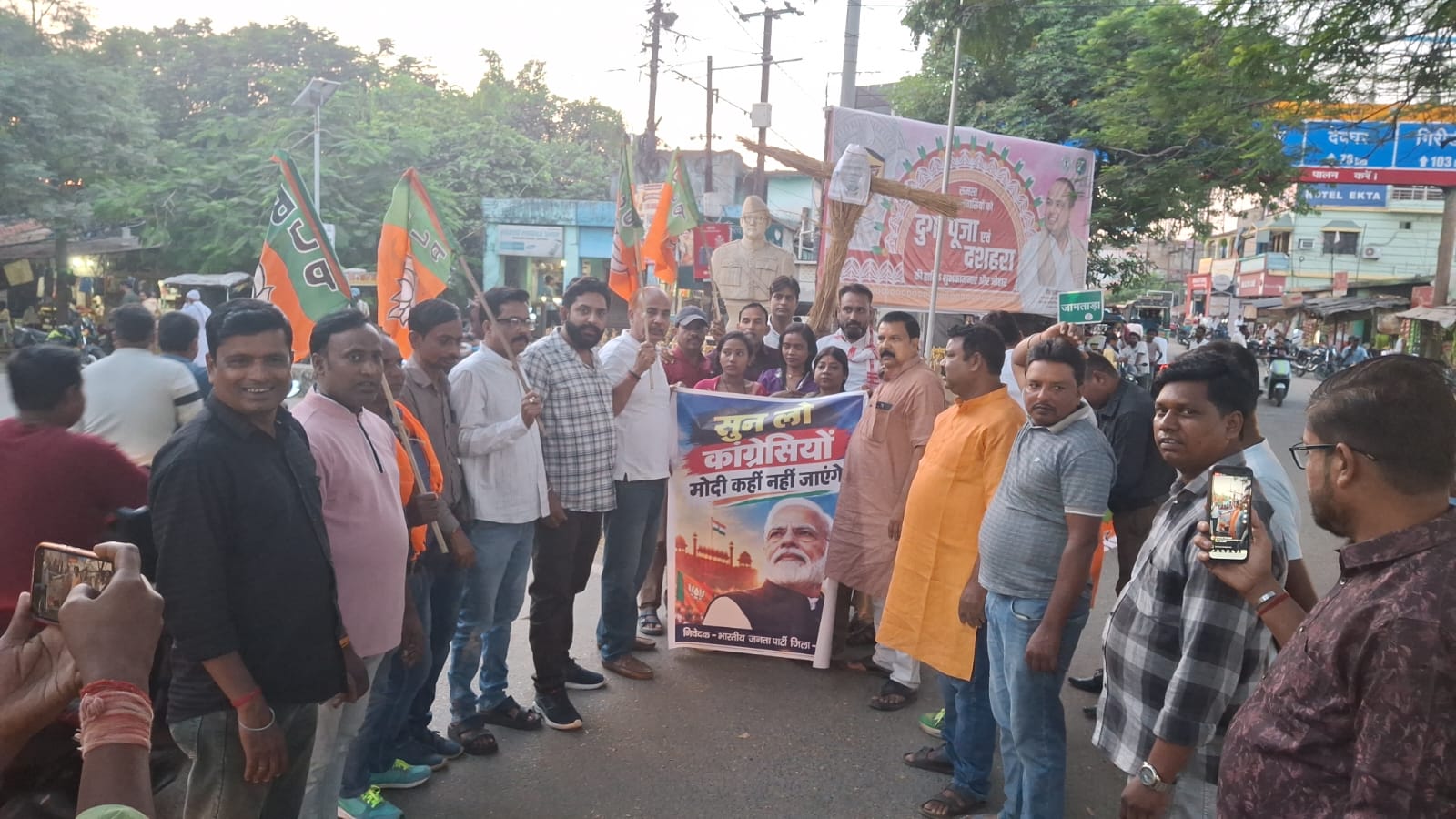 पीएम पर कथित अमर्यादित टिप्पणी के विरोध में जामताड़ा में भाजपा का प्रदर्शन, खड़गे का पुतला फूंका