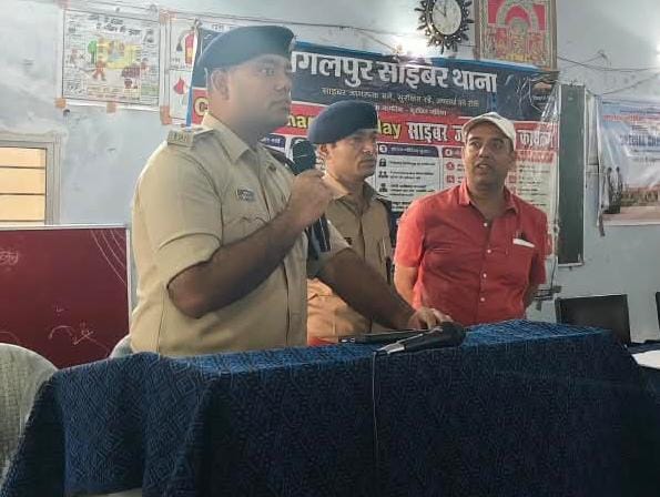 भागलपुर में साइबर ठगी के खिलाफ पुलिस का जागरूकता अभियान, मोक्षदा गर्ल्स हाई स्कूल में छात्राओं को बताए बचाव के तरीके