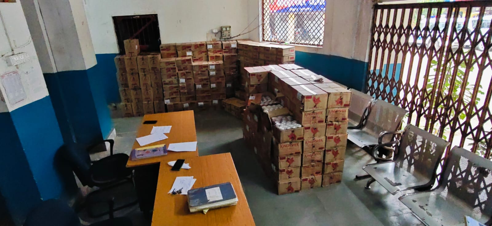 पटना-बक्सर फोरलेन पर ट्रक से 2570 लीटर विदेशी शराब बरामद, खलासी गिरफ्तार; चालक फरार