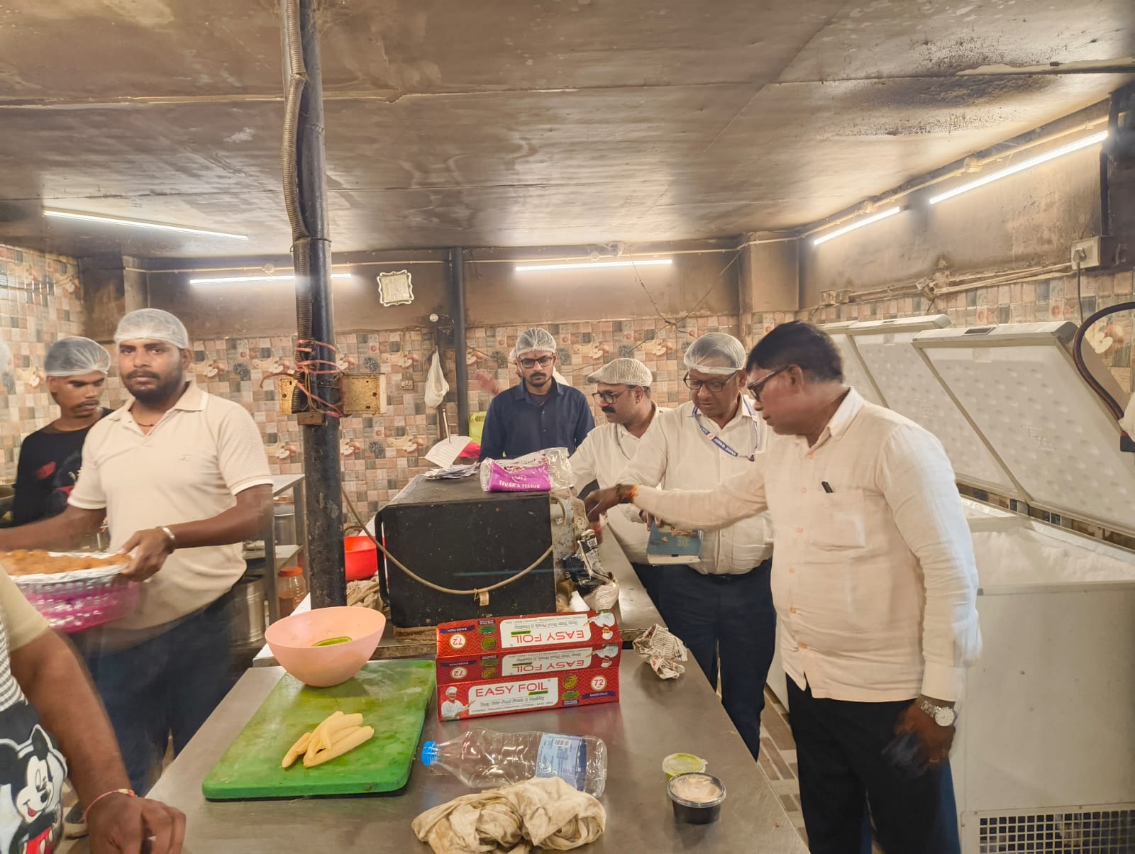 पटना में खाद्य सुरक्षा विभाग की बड़ी कार्रवाई, कई होटलों और रेस्टोरेंट में मिली गड़बड़ी; ₹2,774 की खाद्य सामग्री जब्त कर नष्ट