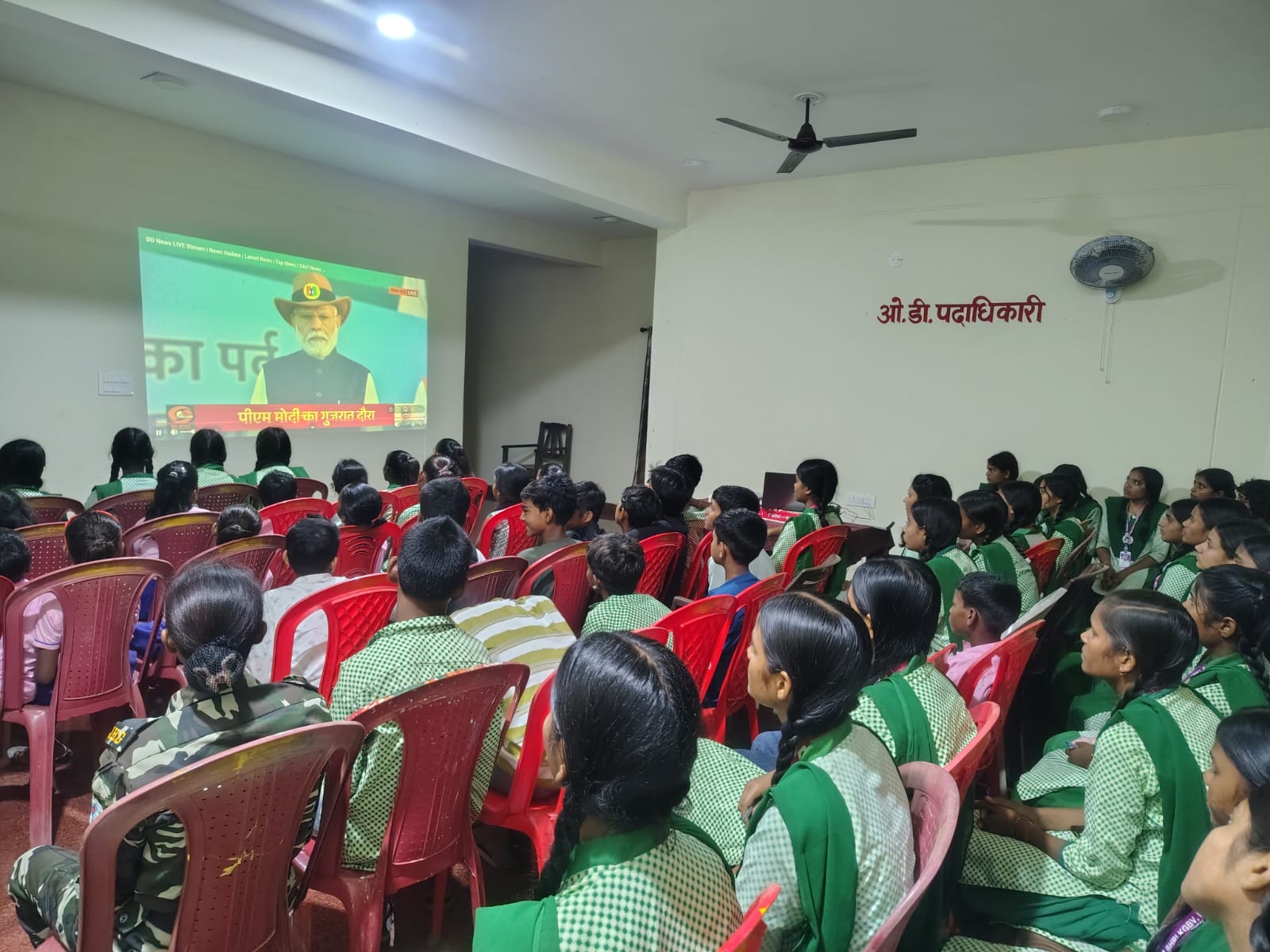 पलामू के सभी थानों में मनाया गया राष्ट्रीय एकता दिवस, पुलिसकर्मियों और स्कूली बच्चों ने देखा प्रधानमंत्री के एकता परेड का लाइव प्रसारण