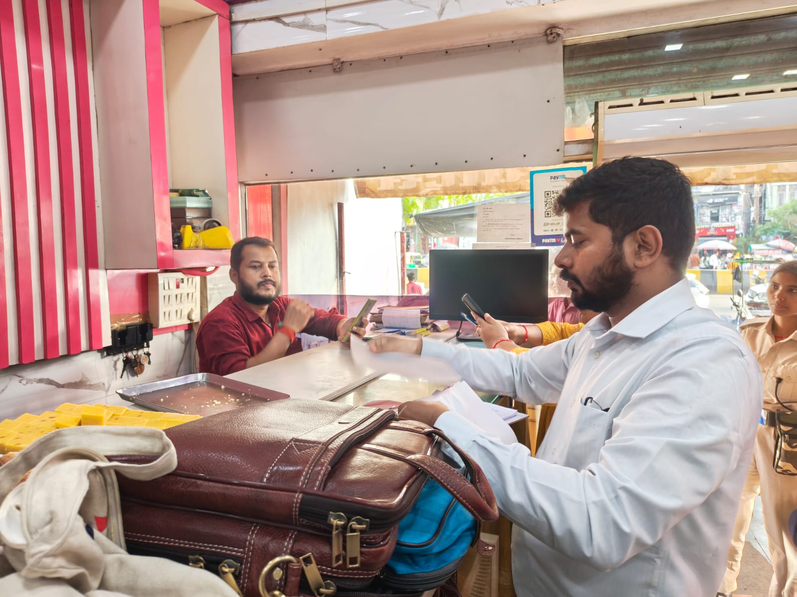 रोहतास में खाद्य दुकानों पर प्रशासन की छापेमारी, बिना एक्सपायरी डेट वाले पैकेट मिले; मौके पर कराया गया नष्ट, दुकानदारों को कार्रवाई की चेतावनी