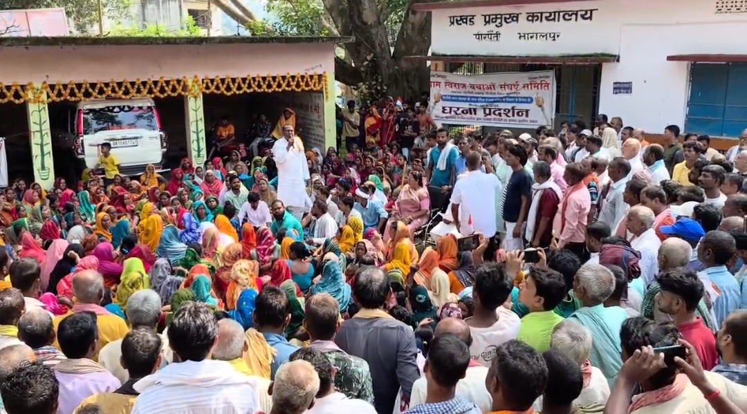 नगर परिषद में शामिल करने के प्रस्ताव का विरोध, पीरपैंती में पंचायत प्रतिनिधियों और ग्रामीणों का धरना; एसडीएम को सौंपा ज्ञापन
