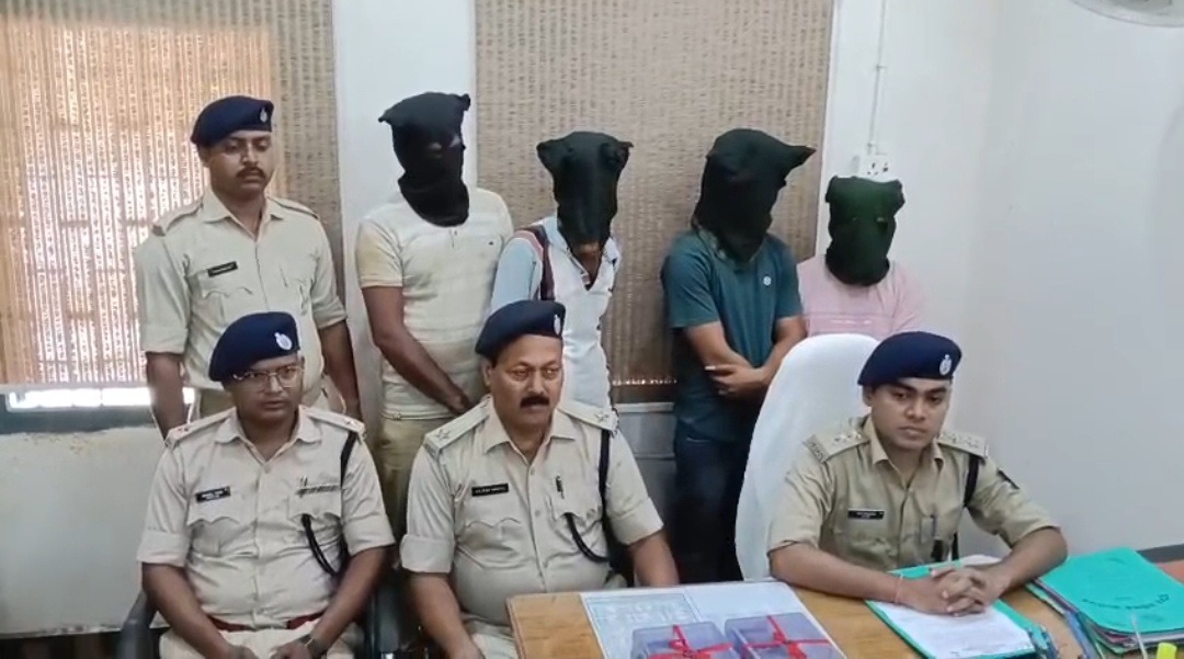 जामताड़ा में साइबर ठगी पर पुलिस की बड़ी कार्रवाई, गैस अपडेट और बैंक अधिकारी बनकर ठगी करने वाले 4 आरोपी गिरफ्तार