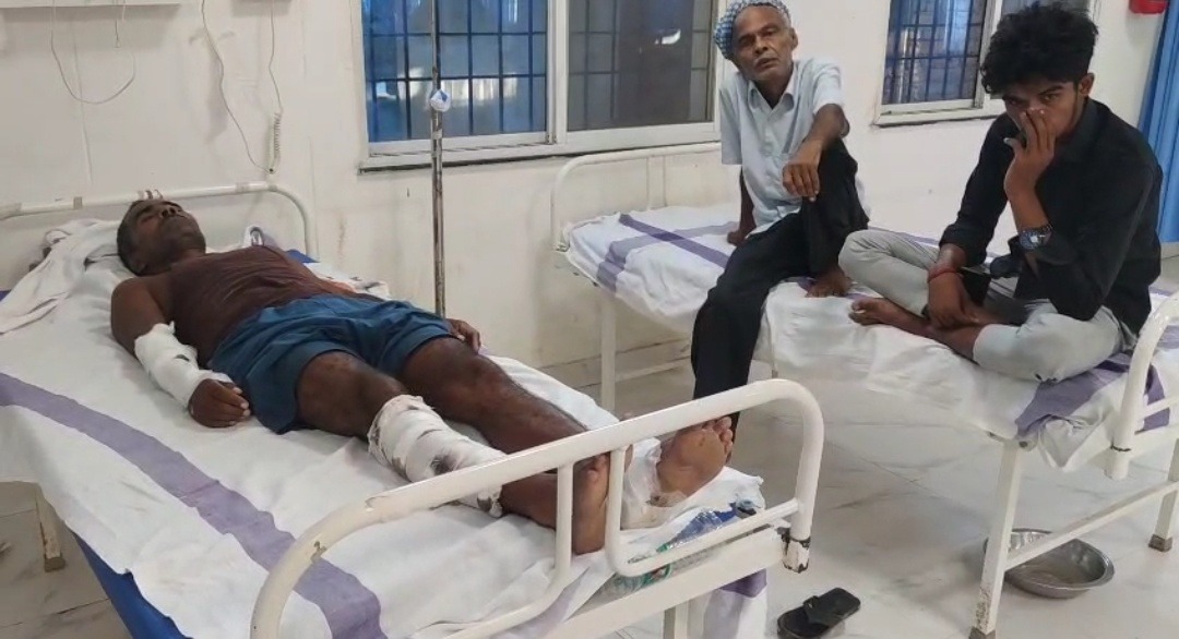 सीवान में ट्रैक्टर पार्किंग विवाद में फायरिंग, मालिक घायल; दो नामजद आरोपी गिरफ्तार
