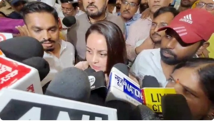 रोहिणी आचार्य पहुंचीं पटना, लालू-राबड़ी ने एयरपोर्ट पर किया रिसीव
