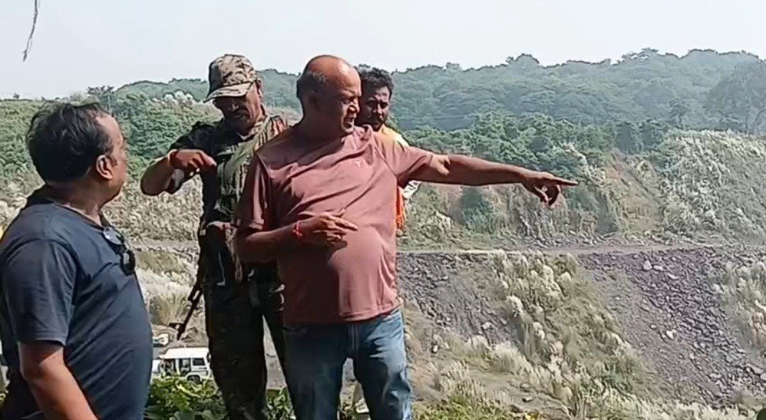निरसा में अवैध कोयला खनन का खुलासा, विधायक अरूप चटर्जी खुद खदान में उतरे