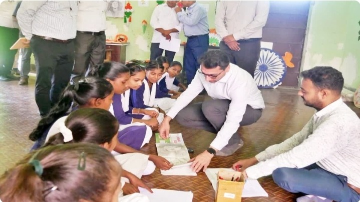 बच्चों के बीच बेंच पर बैठे सीतामढ़ी डीएम, छात्राओं की कॉपियां और ड्रॉइंग भी देखीं