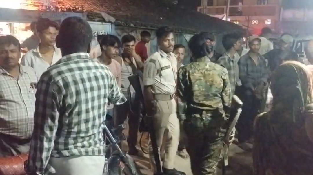रोसड़ा में फिल्मी स्टाइल में लूट: ग्राहक बनकर पहुंचे दो बदमाश, पिस्टल दिखाकर 3 लाख के गहने लेकर फरार