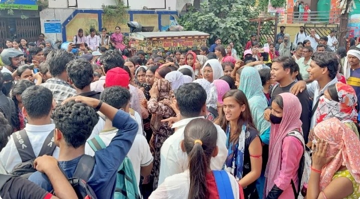 एडमिट कार्ड नहीं मिलने से छात्राओं का फूटा गुस्सा, सड़क जाम कर किया प्रदर्शन