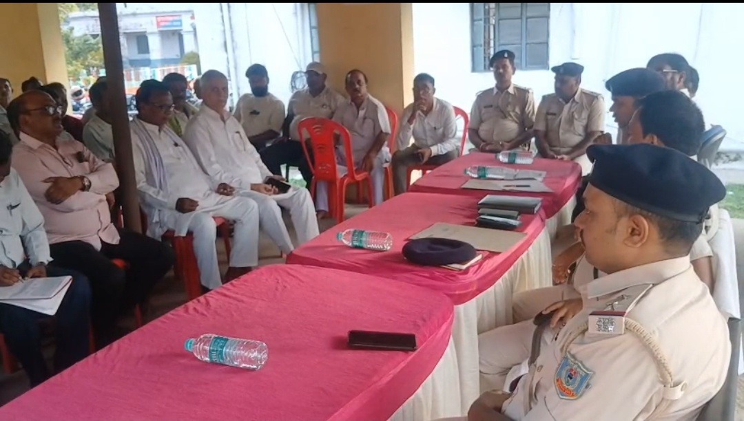 नाला थाना परिसर में शांति समिति की बैठक, शांतिपूर्ण दुर्गा पूजा को लेकर बनी रणनीति