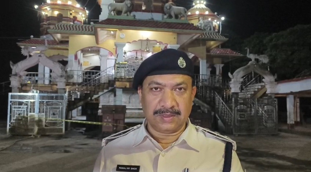 कारू बाबा मंदिर गोलीकांड में बड़ा खुलासा, महंत निरंजन कुमार ही निकला मुख्य आरोपी; कई अवैध हथियार-कारतूस बरामद