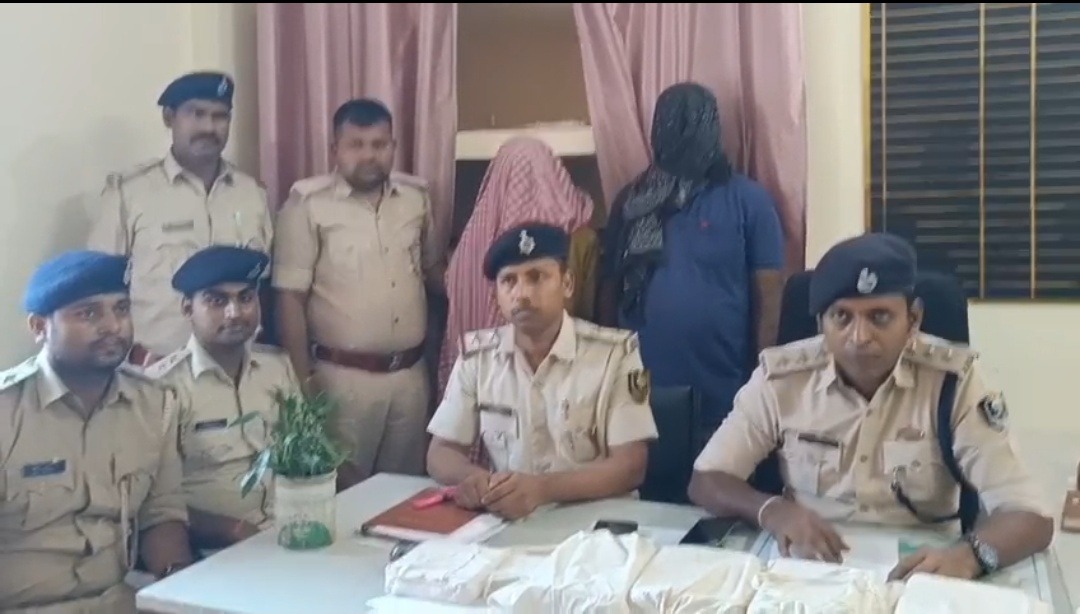 सीवान में ट्रेन यात्री के ट्रॉली बैग से गहनों की चोरी का खुलासा, दो गिरफ्तार; घर से सोने-चांदी के आभूषण बरामद