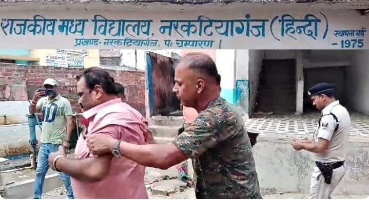 बेतिया में MDM में चूहा मिलने का आरोप, बच्चों ने फेंकी थालियां; शिक्षक हिरासत में, 11 शिक्षकों पर कार्रवाई की तैयारी
