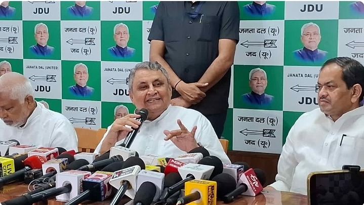 बाढ़ में लापरवाही पर 7 अभियंता निलंबित