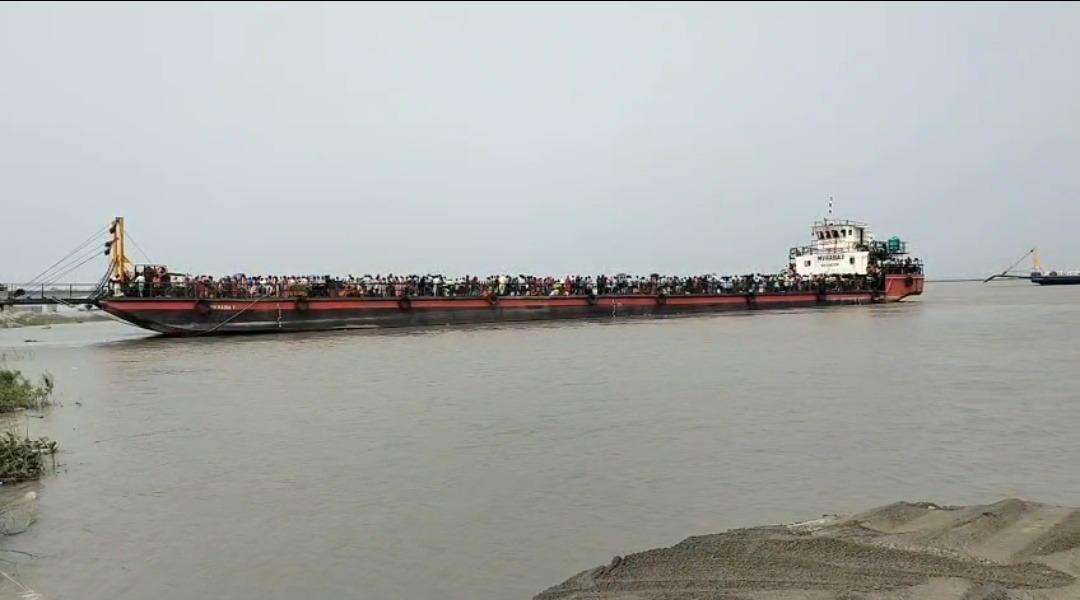 भागलपुर में गंगा नदी में दो जहाजों की टक्कर, यात्रियों से भरी नावों में बड़ा हादसा टला