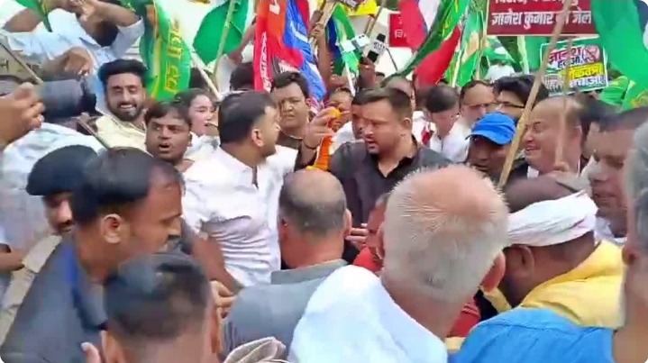 SIR के खिलाफ महागठबंधन का मार्च, तेजस्वी समेत नेता राजभवन रवाना