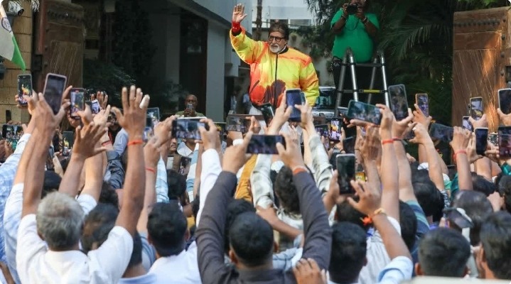 अमिताभ बच्चन के 84वें जन्मदिन पर जलसा के बाहर जश्न, बिग बी के हमशक्ल ने किया डांस; फैंस ने गानों से बांधा समां