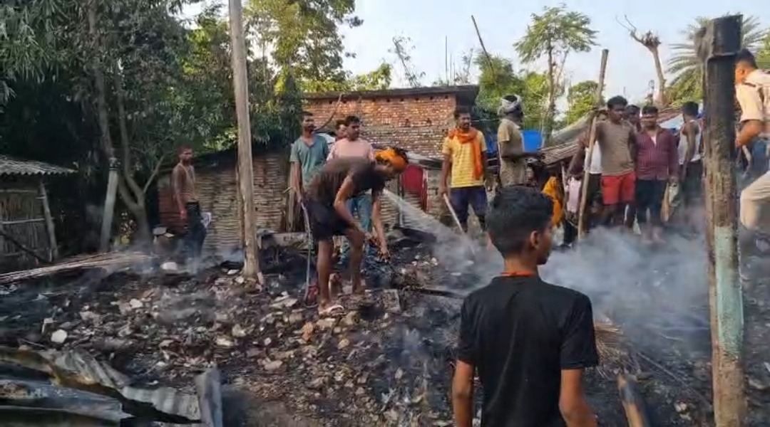 सहरसा के चौतारा गांव में भीषण अगलगी, दर्जनों परिवारों की गृहस्थी जलकर राख; लाखों के नुकसान की आशंका