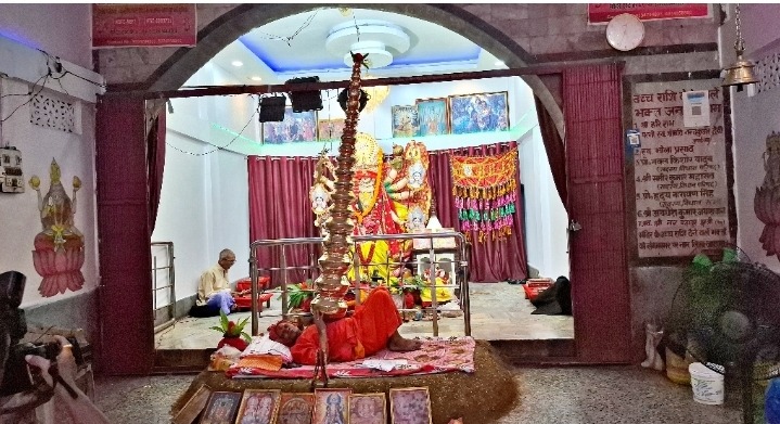पटना में अनोखी साधना, सीने पर 65 किलो के 21 कलश रखकर मां दुर्गा की आराधना कर रहे बाबा नागेश्वर दास